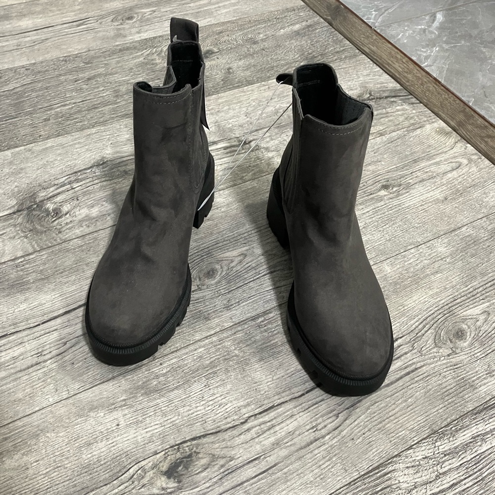 Universal Thread chunky faux suede grey boots. Size 10W NWT